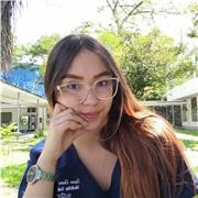 Estudiante universitaria con conocimiento en español, inglés y demás materia como ciencias, sociales y matemáticas